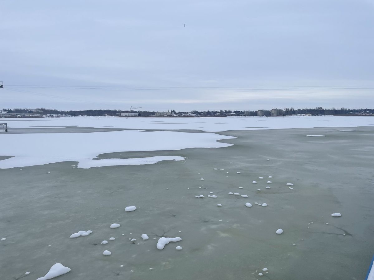 A Velencei-tó jege sportolásra alkalmatlan.