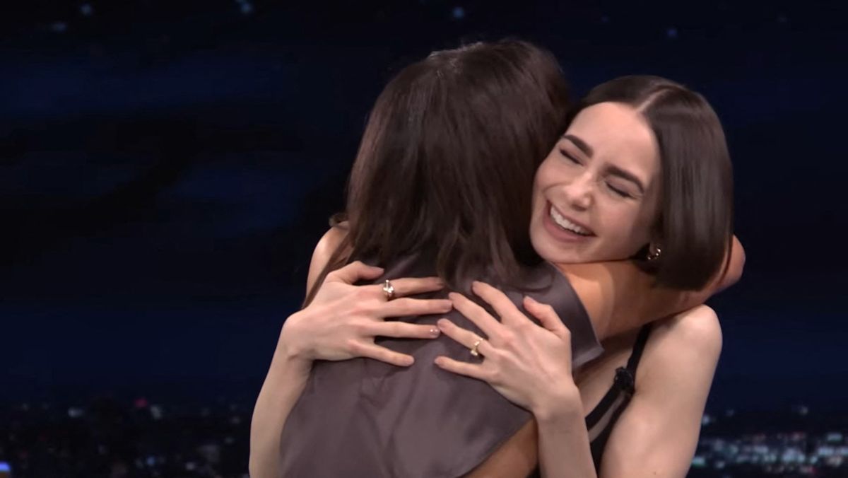 Victoria Beckham megölelte Lily Collinst.