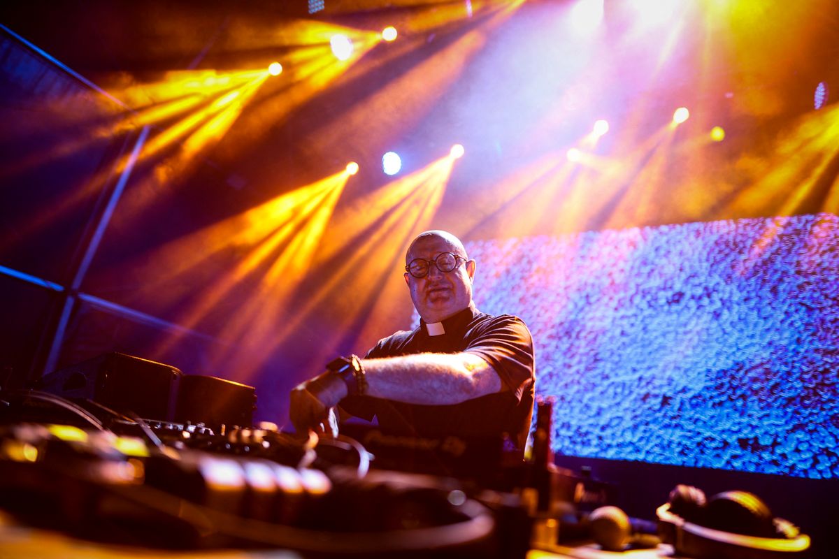 Padre Guilherme a legmenőbb DJ manapság.