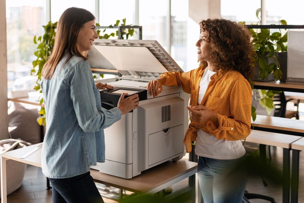 2 nő az irodában beszélget, CIA-módszer cikkhez fotó.