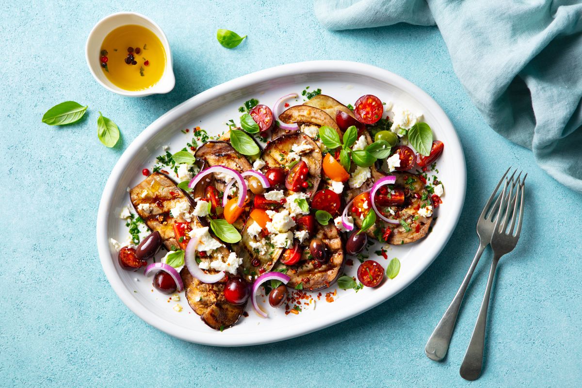 egészséges vacsora – sültpadlizsán-saláta