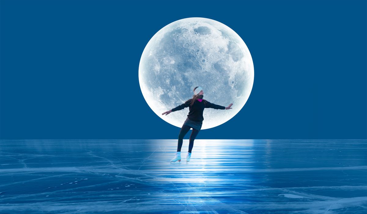 A telihold hatása a csillagjegyekre:a telihold előtt korcsolyázó nő.