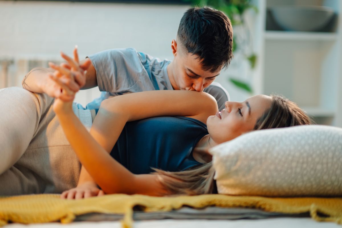 Pár az ágyban nemi vágyat érez