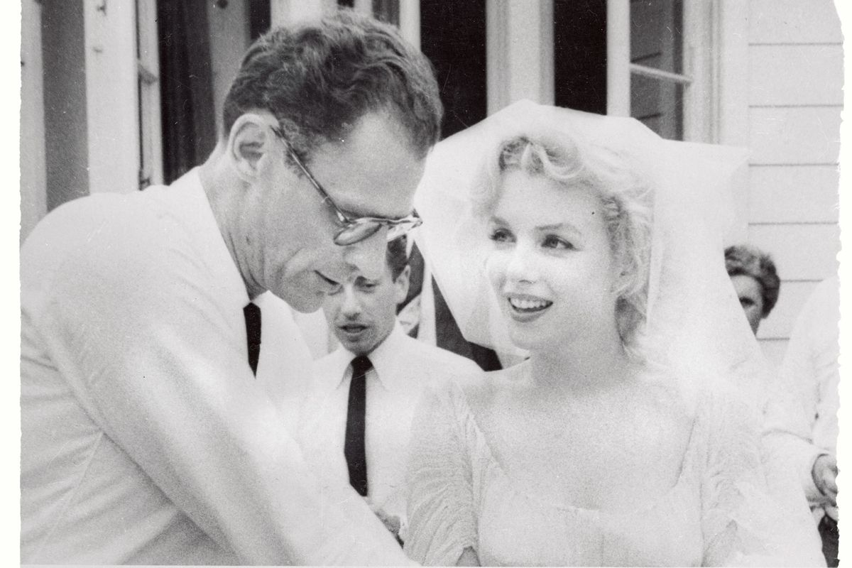 1956. június 29-én házasodtak össze, és a világ kíváncsian figyelte, vajon működhet-e a kapcsolat egy hollywoodi ikon és egy társadalomkritikus drámaíró között.