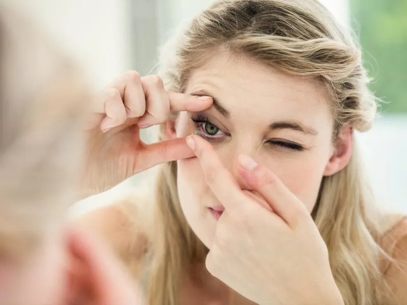 Az infravörös kontaktlencse segítségével láthatunk a sötétben