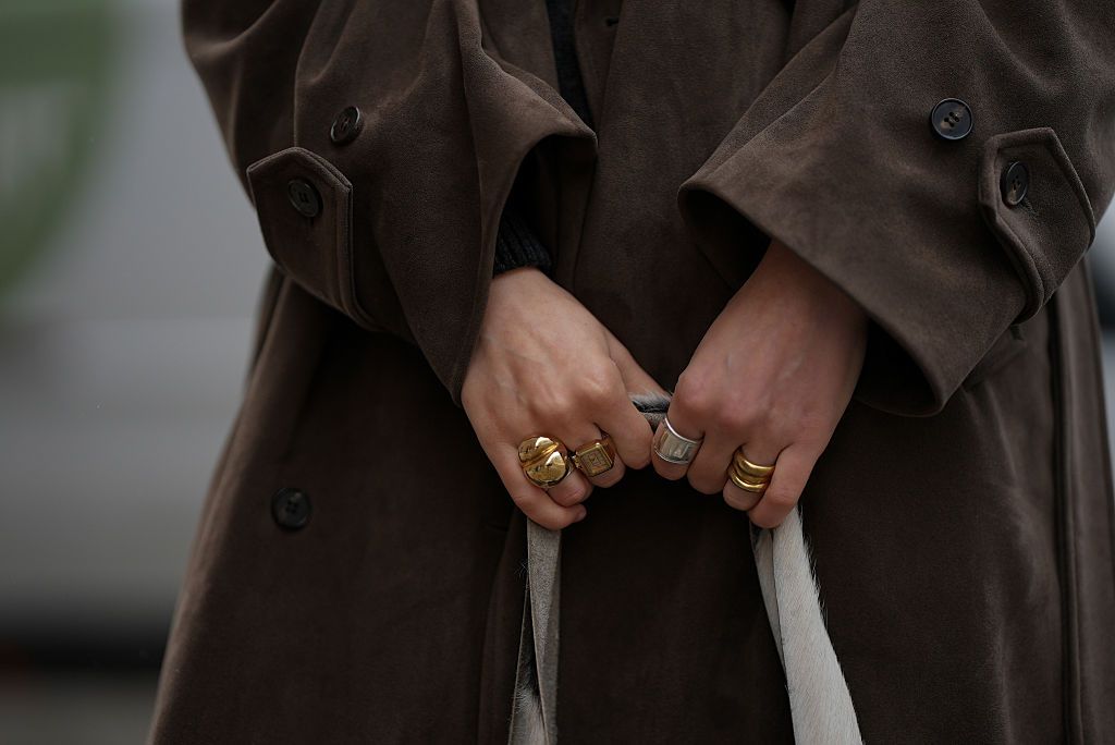 Vastag arany eljegyzési gyűrű