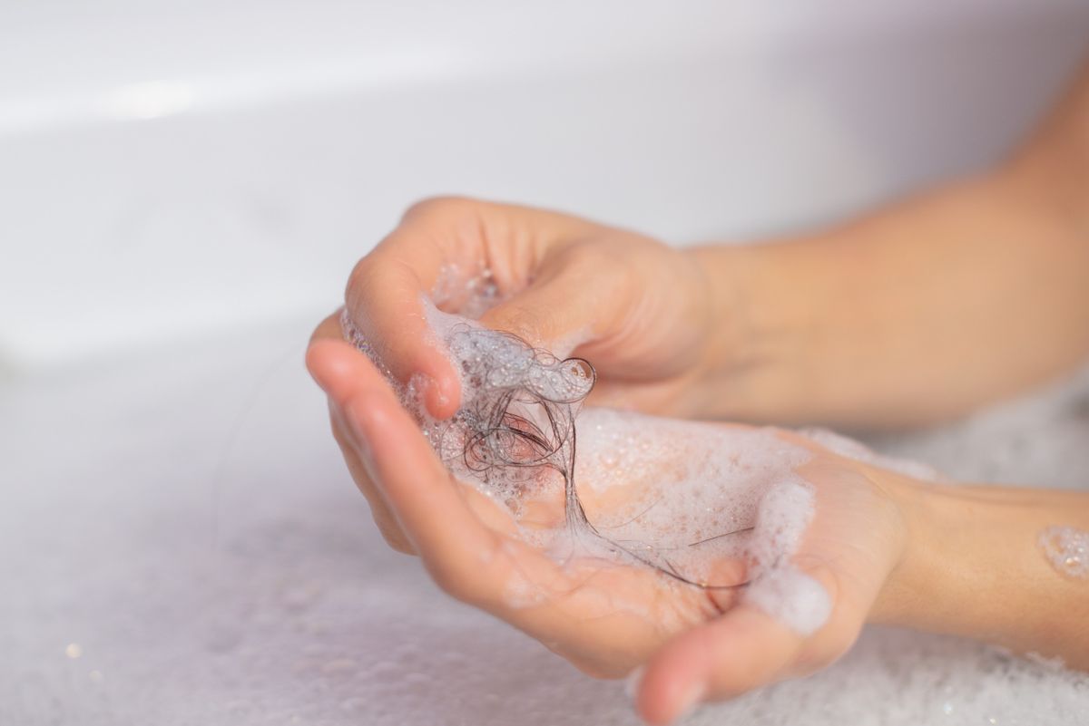 Hajhullás mennyisége zuhanyzást követően többnek tűnhet.