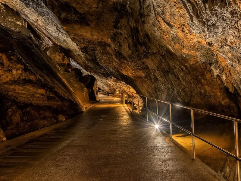 Ha nem szeretnénk külföldre menni, akkor magyarországi úti célok bőven adnak kikapcsolódási lehetőséget, ilyen például Aggtelek