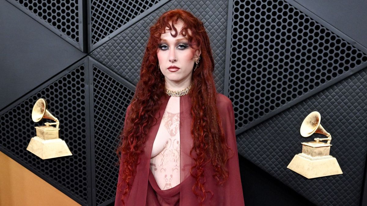 Chappell Roan a Grammy 2026-os eseményére egy köpenyben érkezett, ami nem maradt rajta sokáig