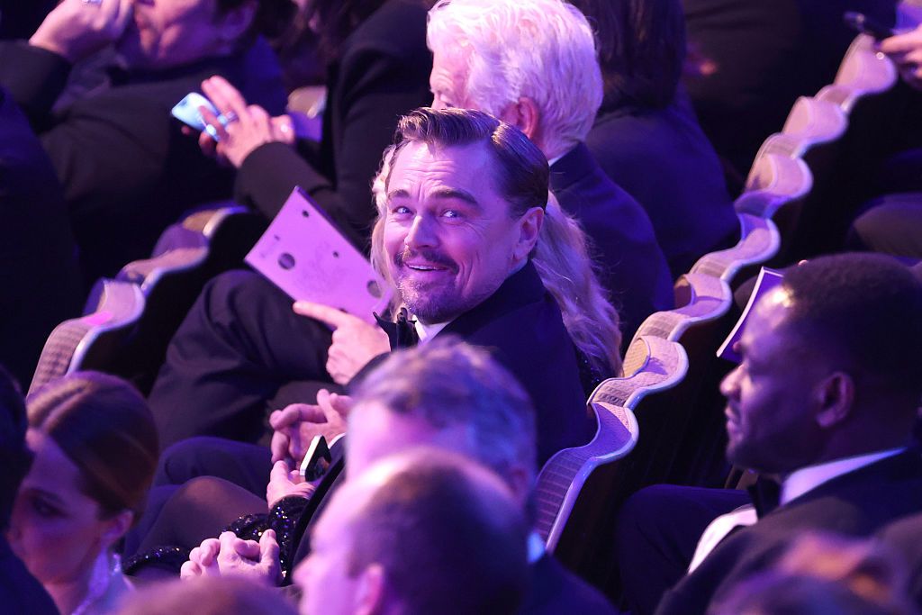 Leonardo DiCaprio még a BAFTA 2026 legrosszabb szettjei láttán is derűs maradt. 