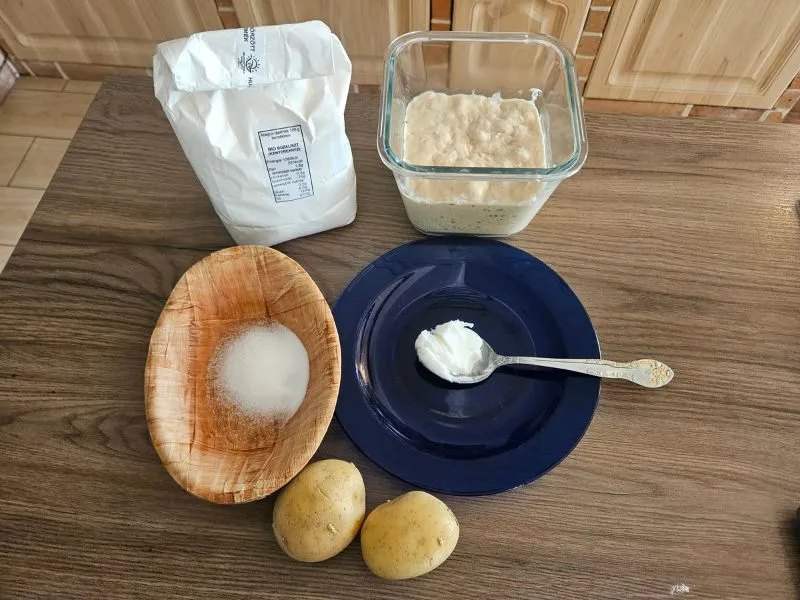 A burgonyás kovászos kenyér hozzávalói