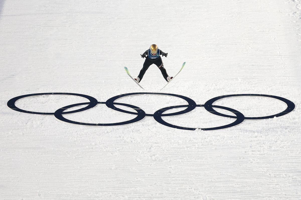 A téli olimpia programjának egyik legnépszerűbb pontja a síugrás