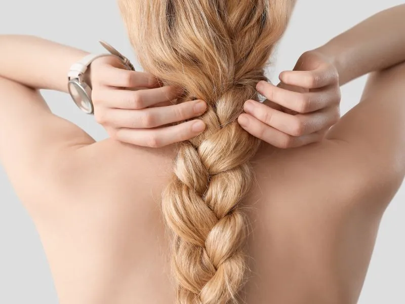 Hajápolás nyáron: hogyan védd meg hajad a napsütés, a klór és a hőség ellen?