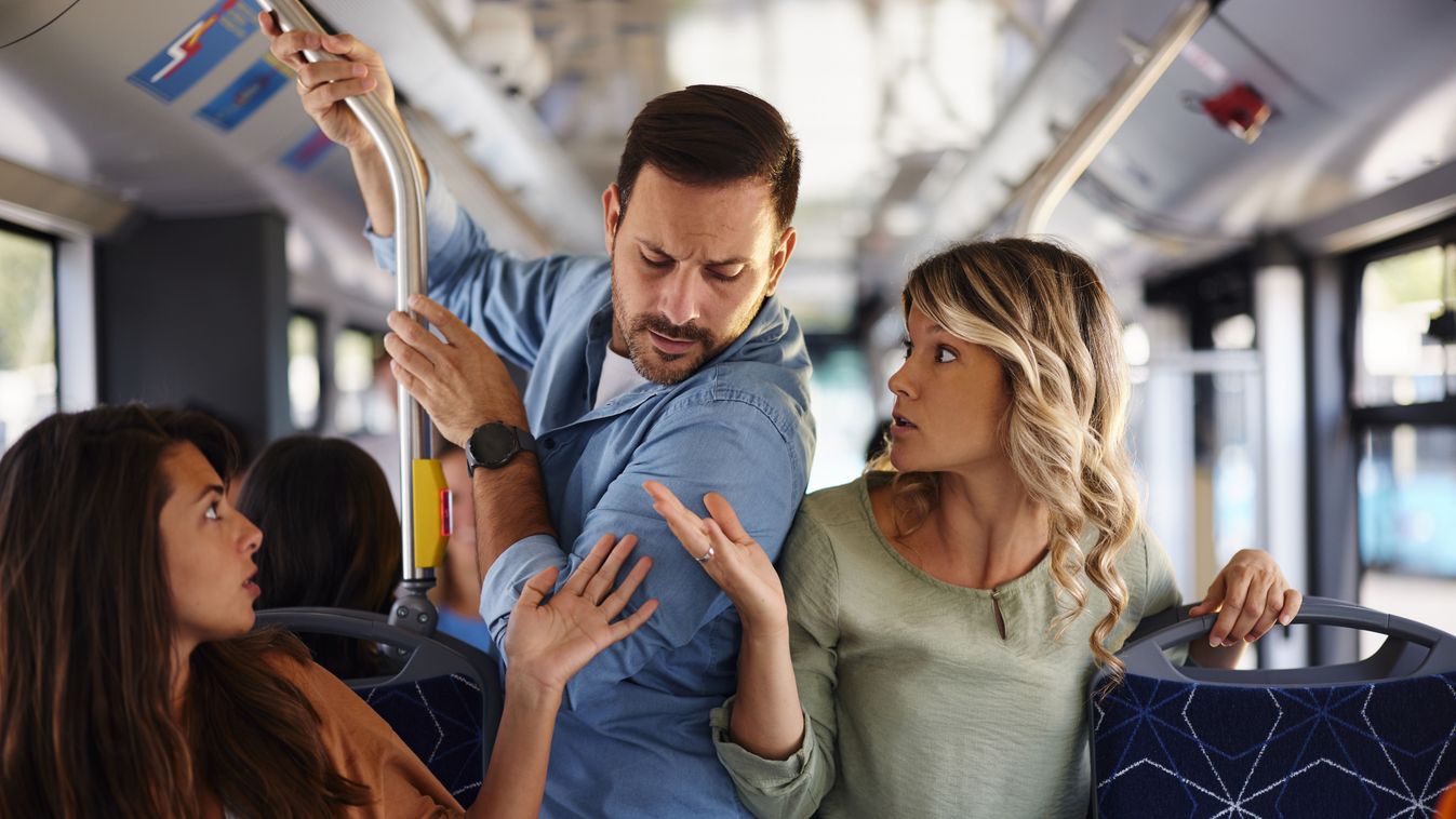 Tömegközlekedés stresszfaktora, 1 férfi, 2 nő. 