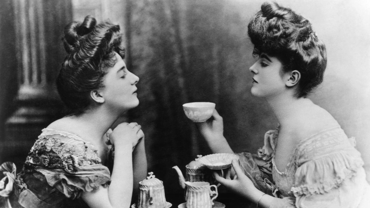 Két Gibson-lány egymással szemben ül.