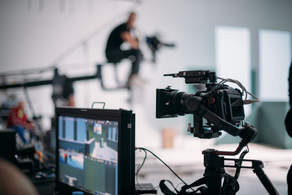 Színész és kamerák.