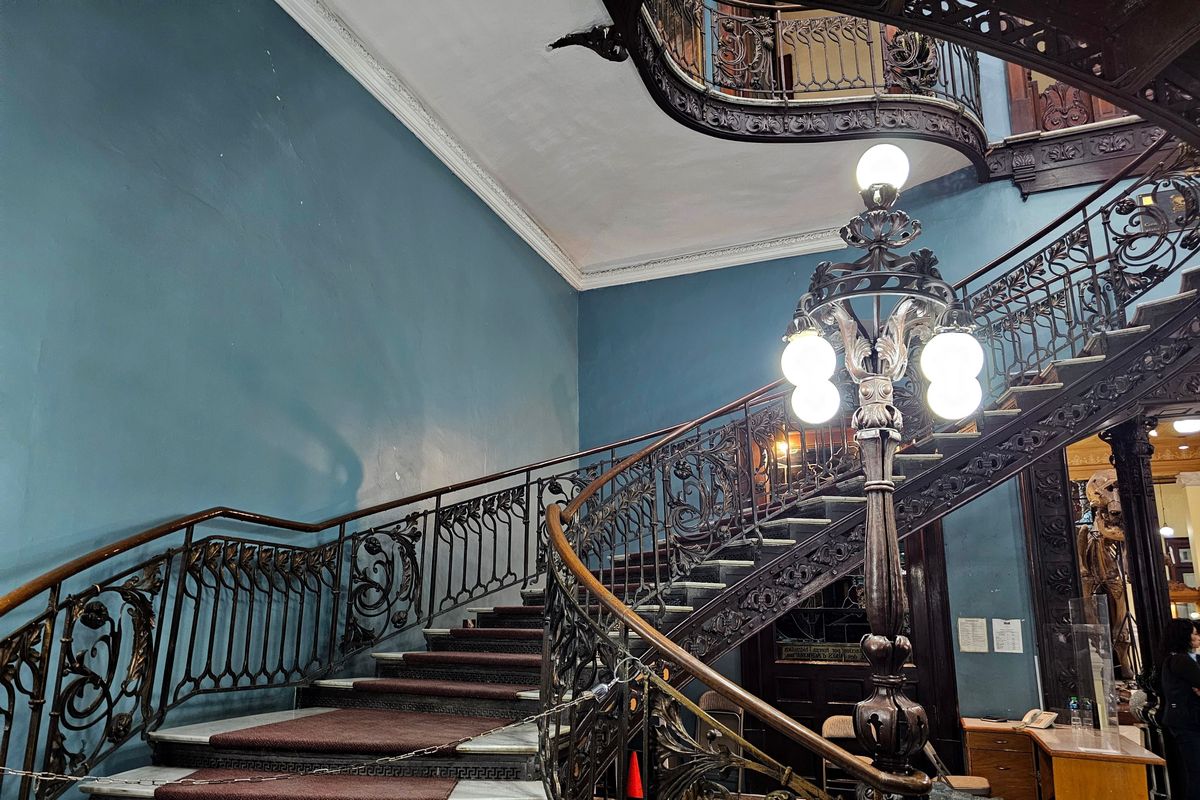 A díszes, régi kovácsoltvas lépcső – a múlt romantikusa.