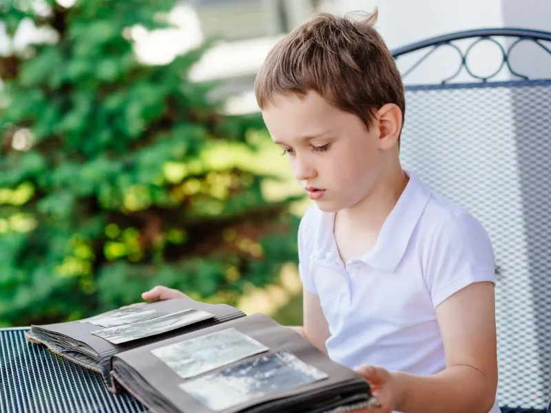 Az első gyerekkori emlék általában három év körüli