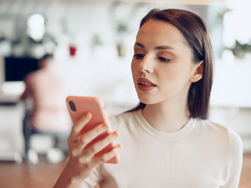 A nők a társkeresőn igyekeznek manapság párt találni maguknak