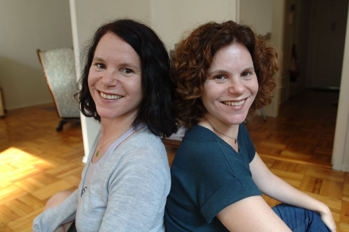 Elyse Schein és Paula Bernstein ugyanannak a titkos örökbefogadási kutatási programnak voltak részei, amely a hármasikreket is szétválasztotta.