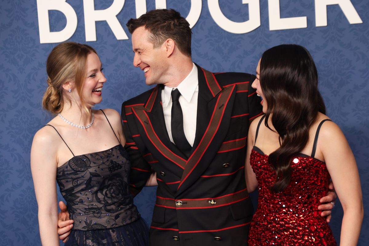 Hannah New (Lady Tilley Arnold), Luke Thompson (Benedict Bridgerton) és Masali Baduza (Michaela Stirling) a Brigerton 4. évadának bemutatóján.