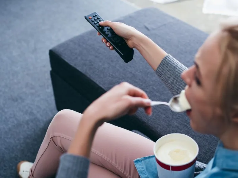 Tévézés közben evés nagyon veszélyes, mert nem érzékeljük, hogy mennyit fogyasztunk