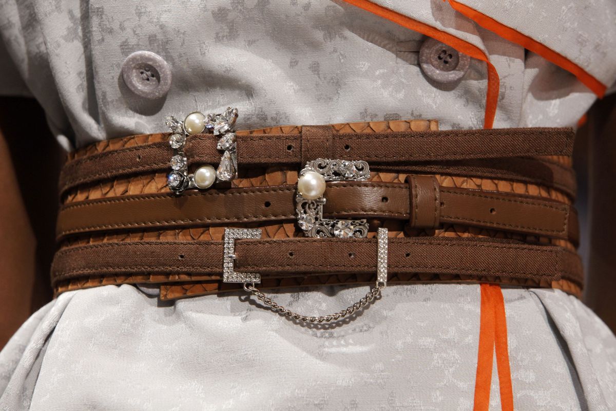 divattrend – több öv egyszerre