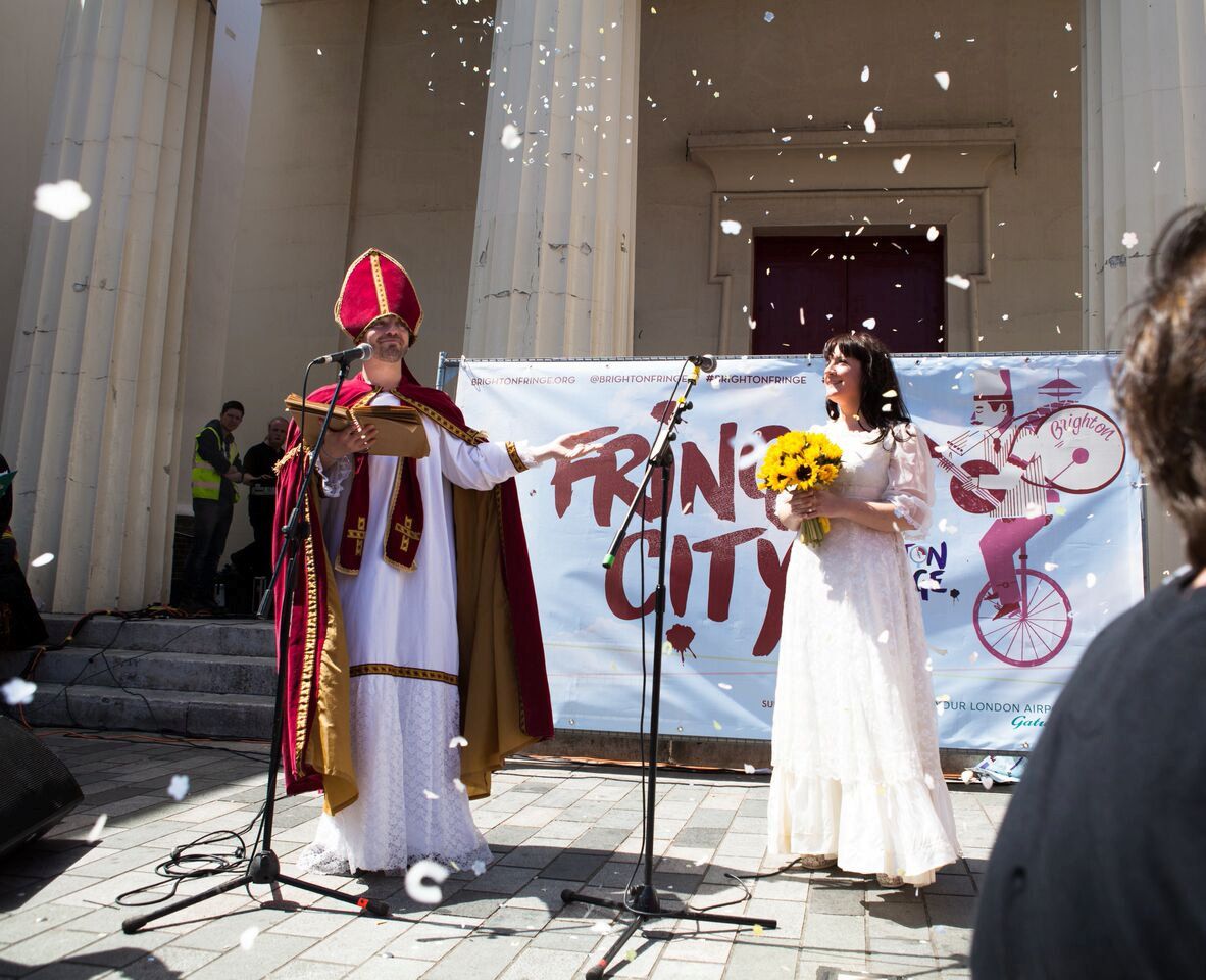 Sophie Tanner esküvője, de most válásra adta a fejét. 