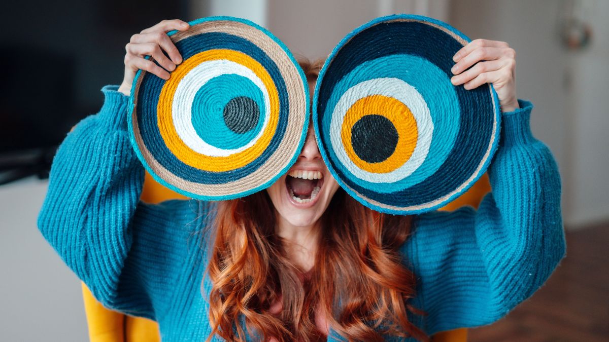 Napi horoszkóp 2026. február 9.: a Mérleg életébe visszatér valami, az Ikreket meglepetés éri