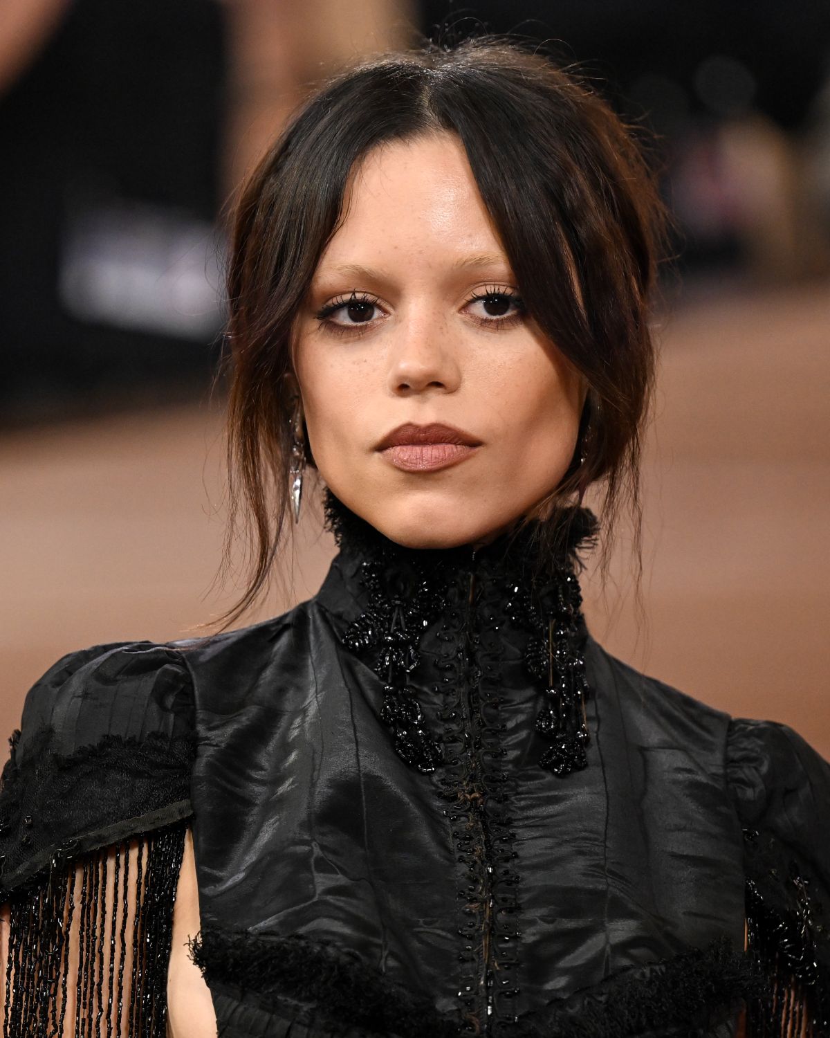 Jenna Ortega frizura: jóval idősebbnek mutatja a koránál ezen a vörös szőnyeges fotón