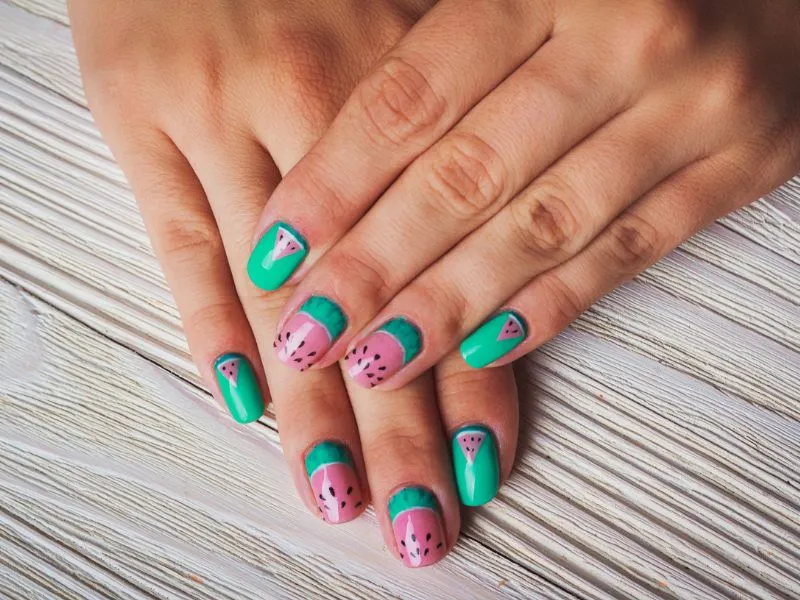 A nyári körömdivat most a harsány szín