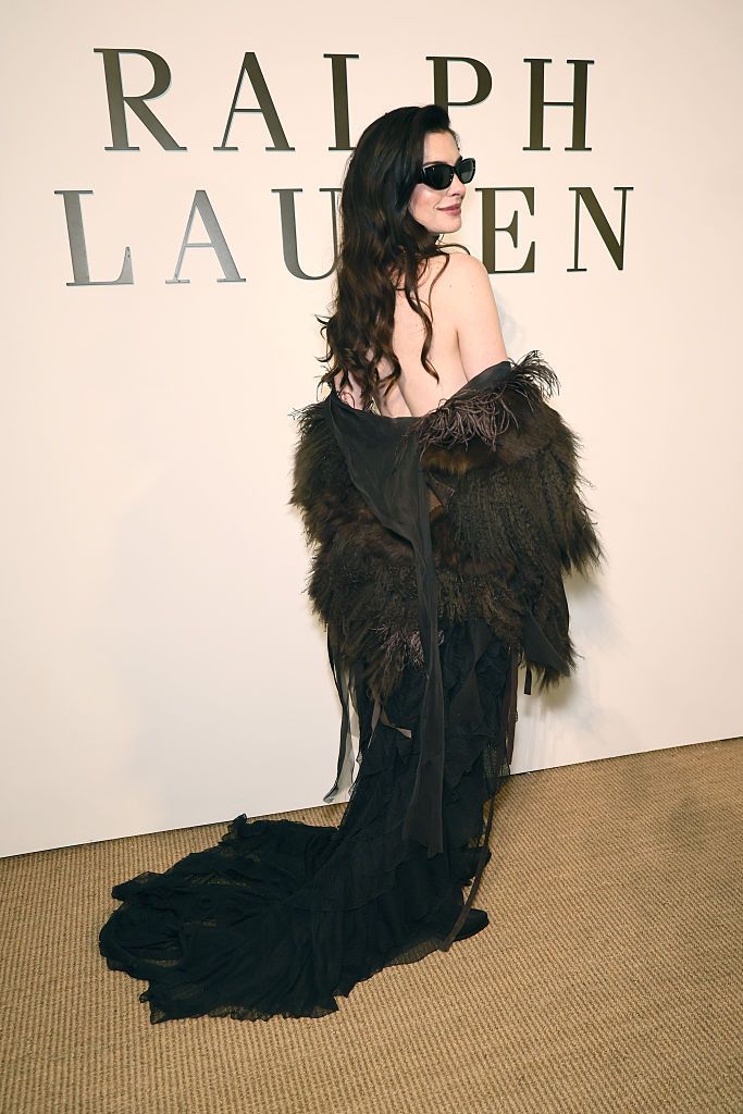 Anne Hathaway romantikus-gótikus, átlátszó ruhában. 