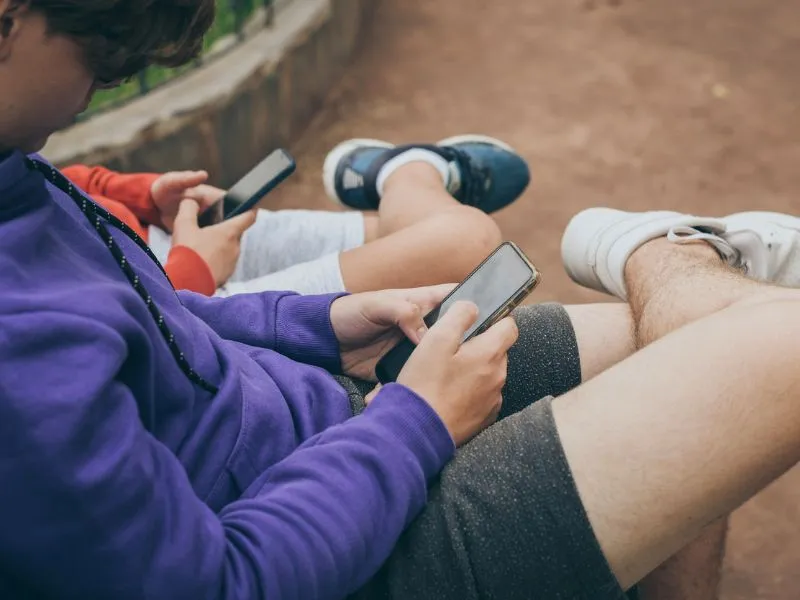 A mobiltelefon-függőség negatívan befolyásolja a fiatalok életét.