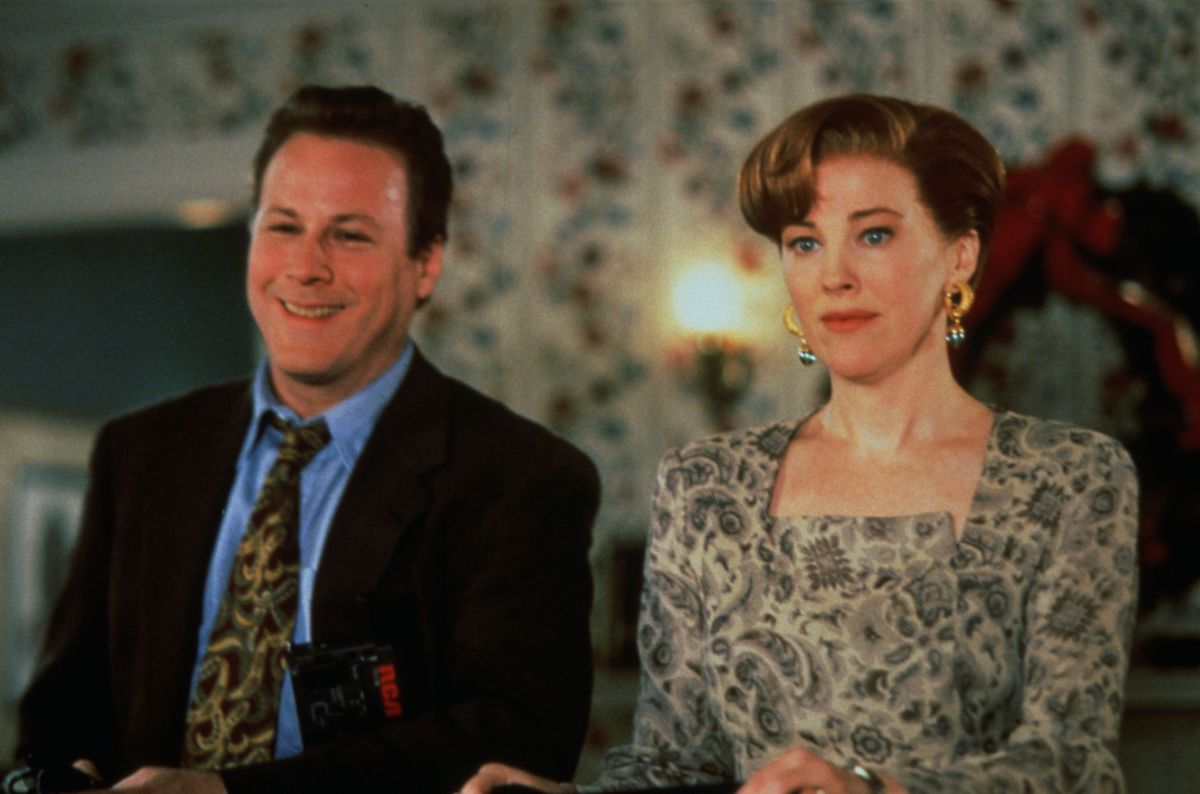 John Heard, mint Peter McCallister és Catherine O'Hara Kate McCallister szerepében.