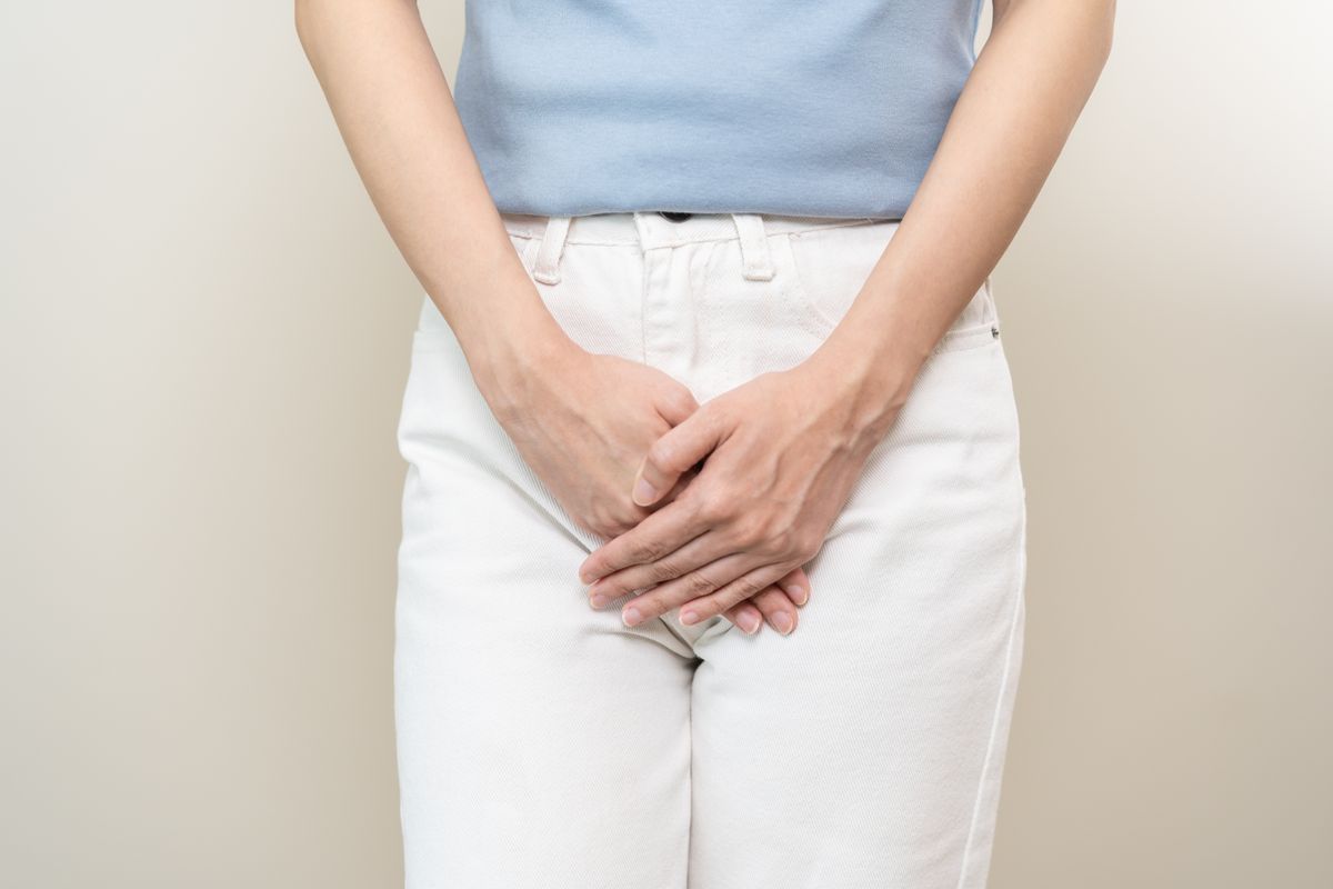 Nő takarja az intim testrészét mert nem érzi a szabadságot amit az egészség ad