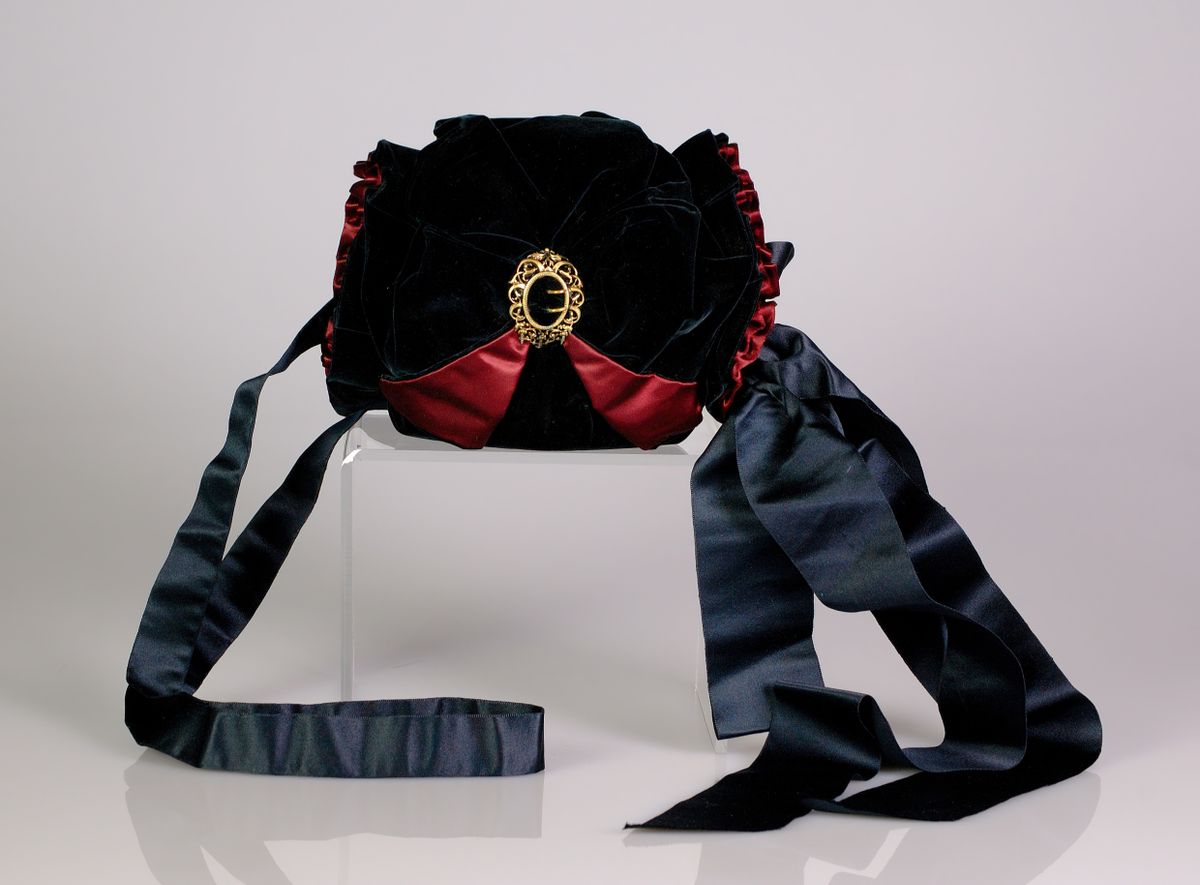 Elegáns muff az 1880-as évekből.