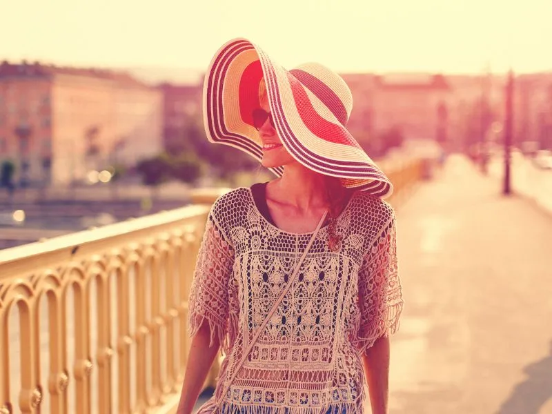 Divatos kiegészítők – stílusos védelem a nyári napsütés ellen