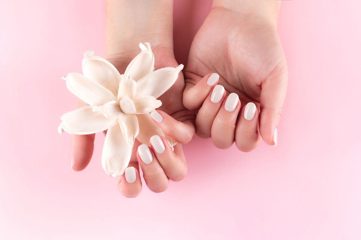 Februári körmök a cloud dancer év színével. 