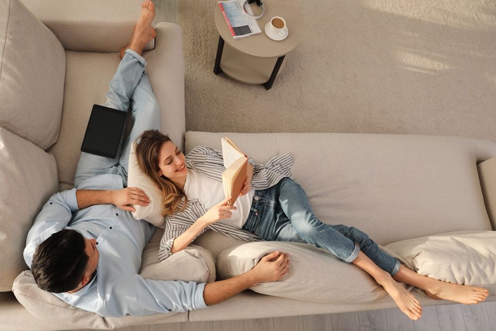 Fiatal pár szerelmes verseket olvas. 