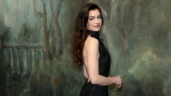 Anne Hathaway sikkes, gótikus ruhában a New York-i divathéten.