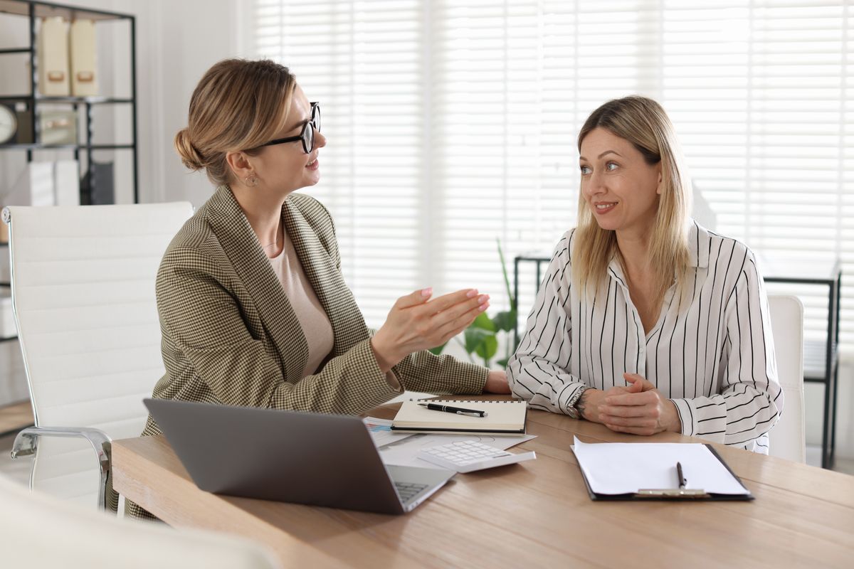 A képen egy fizetésemelés kérése szituáció látható munkahelyi környezetben