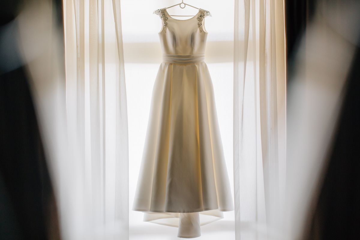 Egy influenszer esküvői ruhájáról szóló cikk illusztrációja 