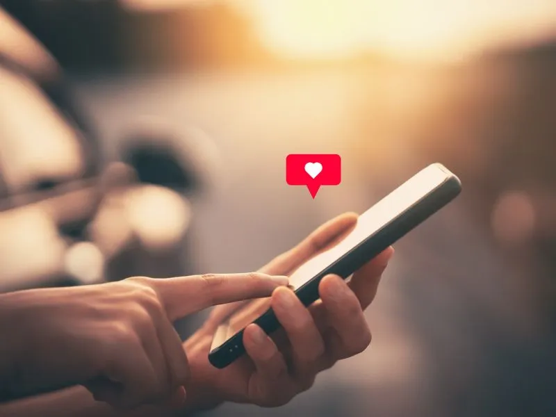 A nők a társkeresőn igyekeznek manapság párt találni maguknak