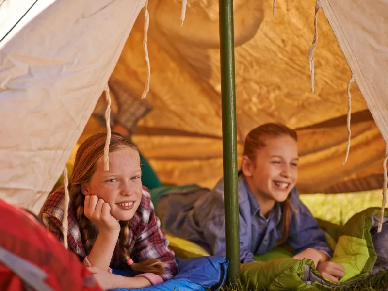 Jó buli az ottalvós tábor, de érdemes előtte felkészíteni lelkileg a gyereket