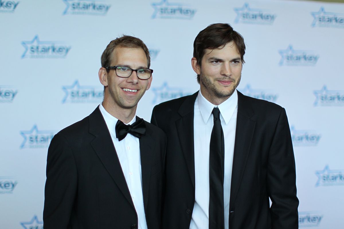 Ashton Kutcher ikertestvére
