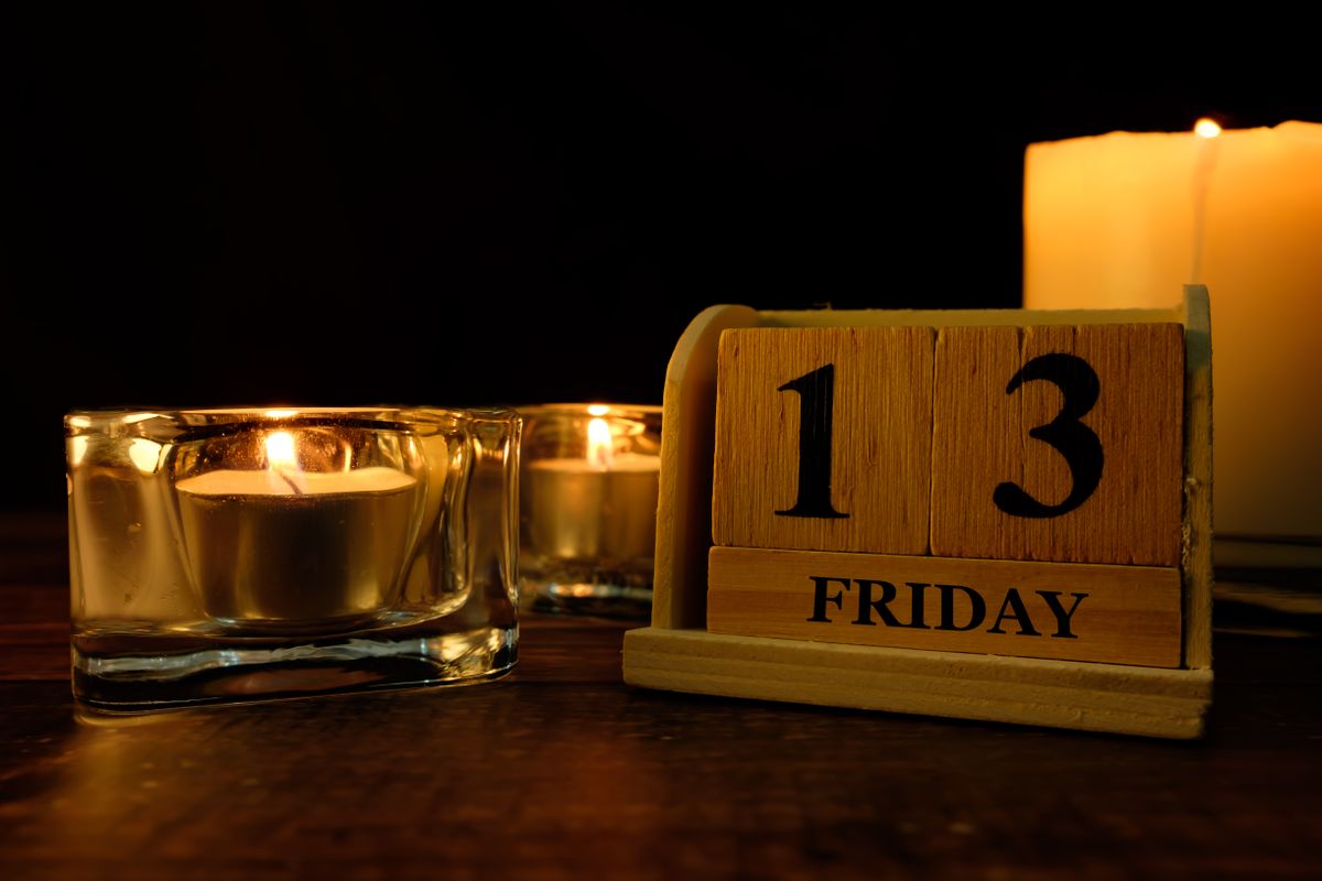Egy öröknaptár ami Péntek 13-at mutat és egy mécses. 