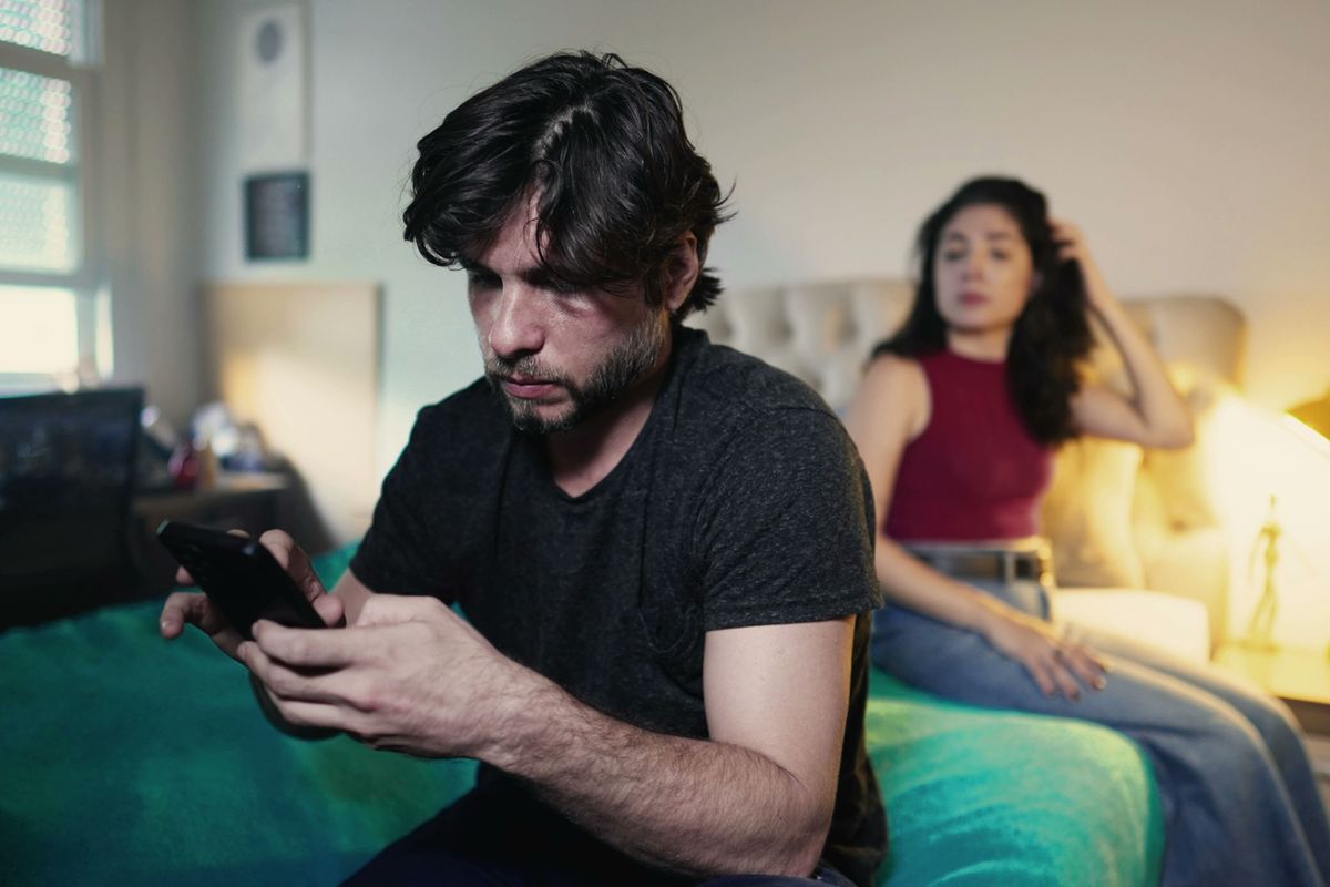 Amikor a férfi érzelmi intelligenciája hiányzik, vagy alacsony, a kapcsolat lassan egyoldalúvá válik. Az alacsony EQ jele a mobilfüggőség is.