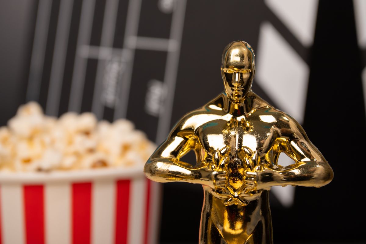 Oscar 2026 egy aranyszobor és egy pop corn az illusztráció 