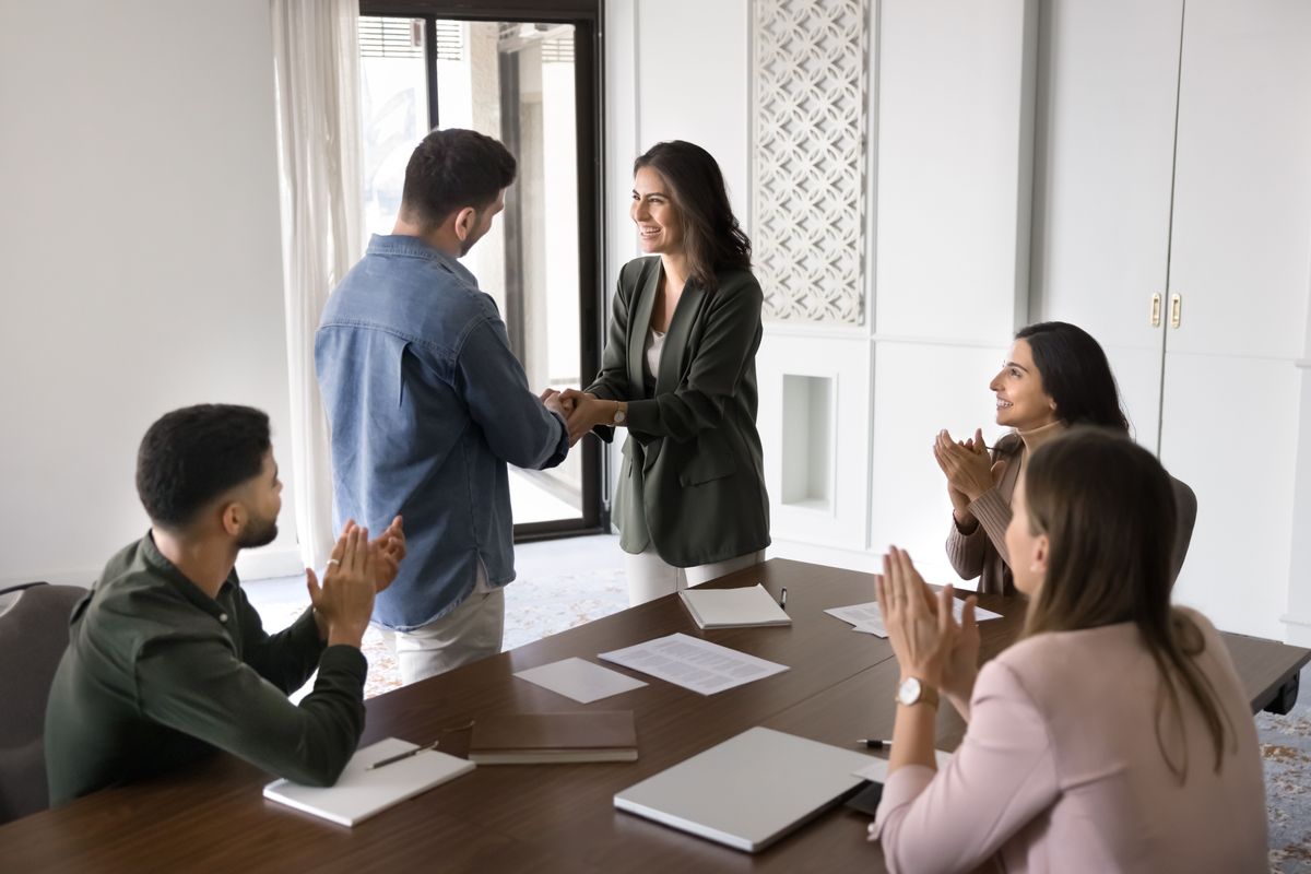 A jó főnök motivál, fejlődési lehetőséget ad, és példát mutat helyzetekben.