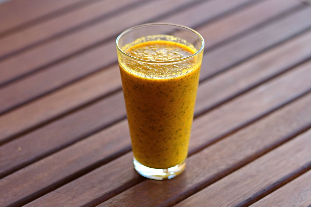 Belső szauna smoothie egy asztalon.